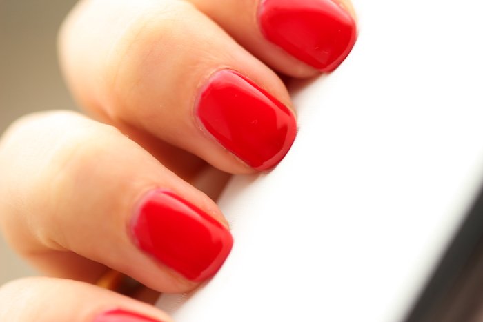sensationails-scarlet-red-swatches-swatch-review-beautyblog-gelnails-nail-polish-6495kopie