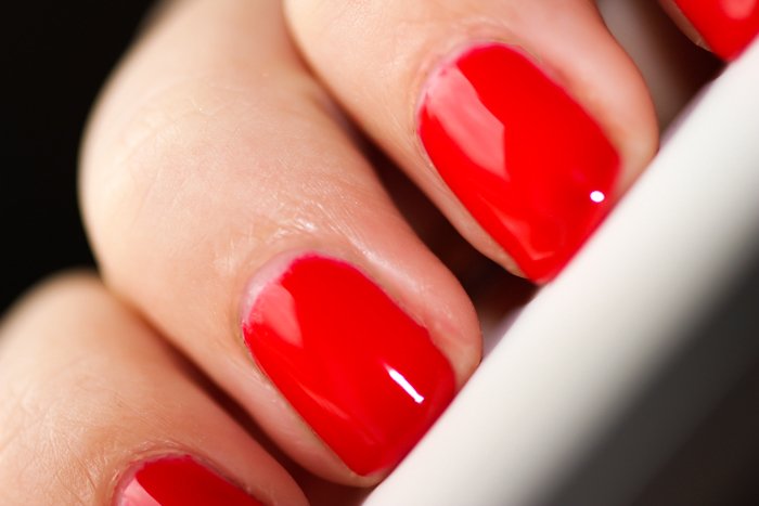 sensationails-scarlet-red-swatches-swatch-review-beautyblog-gelnails-nail-polish-6500koie