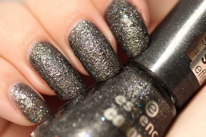 essence_sparkle_sand_effect_black_heres_my_number_swatch_review-5