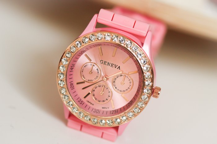 Roze horloge met steentjes en siliconen bandje